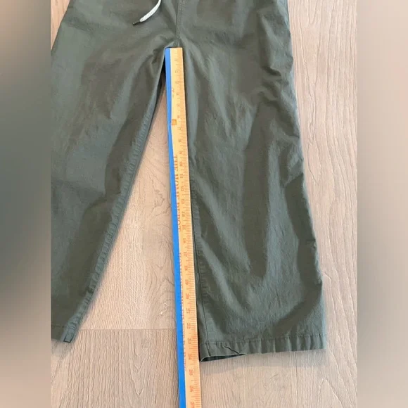 VUORI Women's Ripstop Wide Leg Cropped Pants Army Green Size Large EUC VW416 - Picture 12 of 12